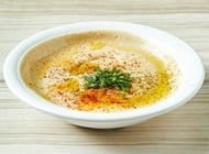 מנת חומוס - מוגש עם 2 פיתות